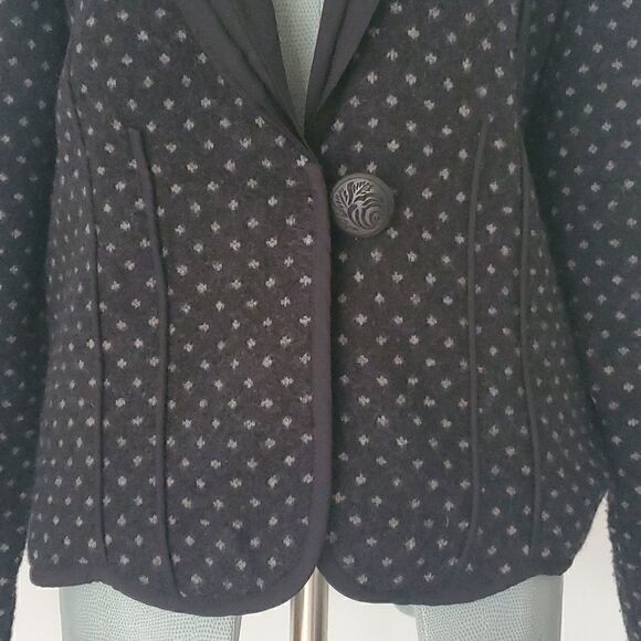 Icelandic Designs | Wool and Silk Blazer Jacket - Picture 3 of 10